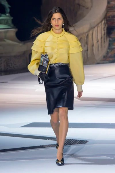 Look 17